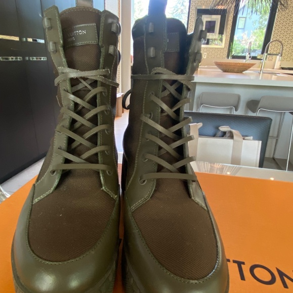 Louis Vuitton combat book in army green size 37 - Picture 1 of 2